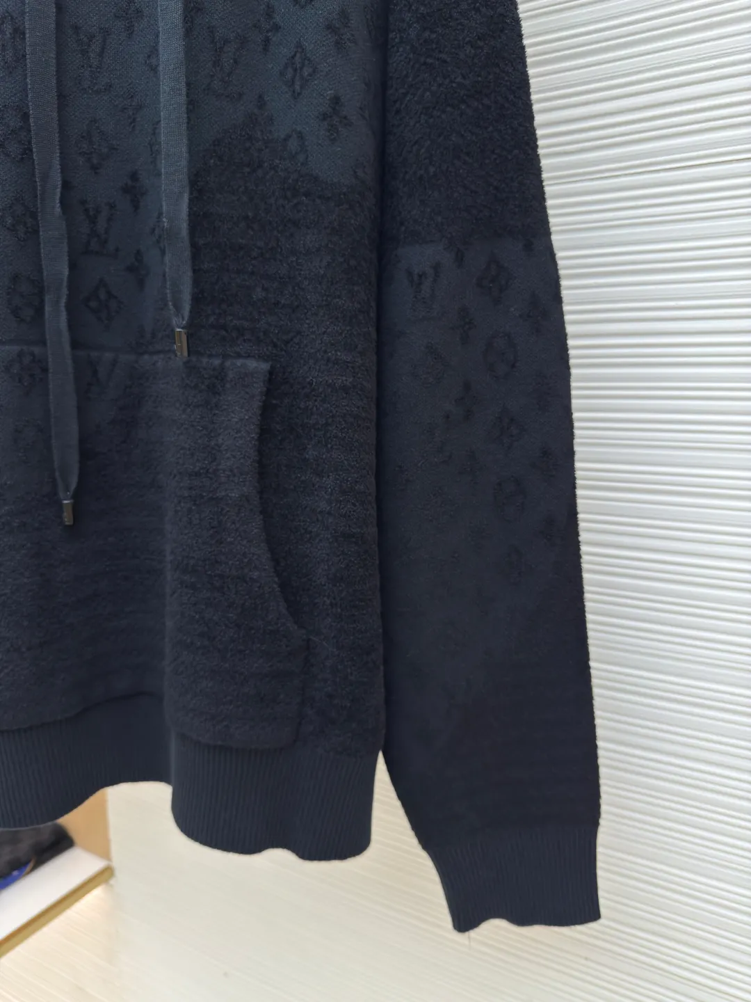 LOUIS VUITTON Jacquard hooded long-sleeved sweatshirt ●Authentic product: Purchased and developed for 14999 ●Item number: 1680357-B10 ●Material: fine cotton yarn fabric ●Technology: jacquard production ●Version: fitted version ●Weight: about 925 grams ●Size: S-M-L-XL ●Description: 40 counts of high-quality fine cotton yarn and 18 counts of rayon centipede loose yarn. Using a Japanese imported machine (Muratec) 14 knitting machine, wool jacquard. Washed wool, customized 1:1 trademark, loose fit. , the color is consistent without color difference. It can be matched with the same style to create a fashionable look, and can be used in various occasions. Customized accessories, complete with three standards, same style for men and women!